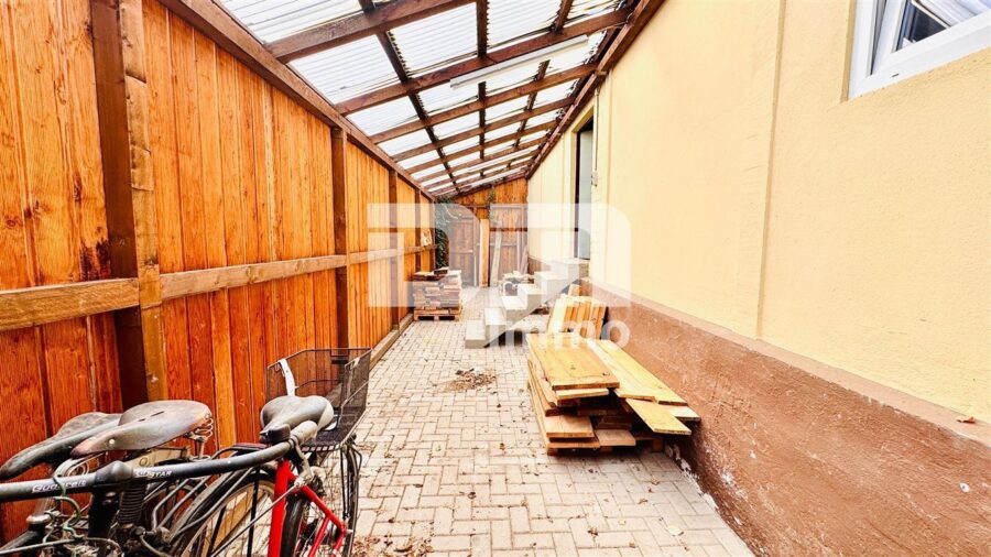 Lager / Produktionshalle mit Büro- und Sozialräumen, Außenflächen + Carport nahe Kassel - Außnlager 1 / Zufahrt vom Hof